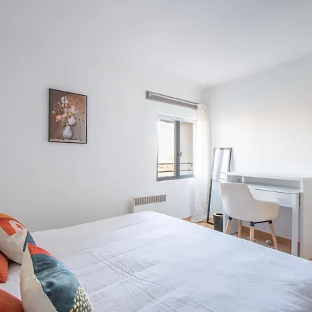 L'horizon Suspendu, Proche Château, Commerces